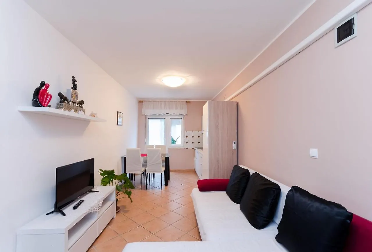Apartments And Room Mirjana Dramalj