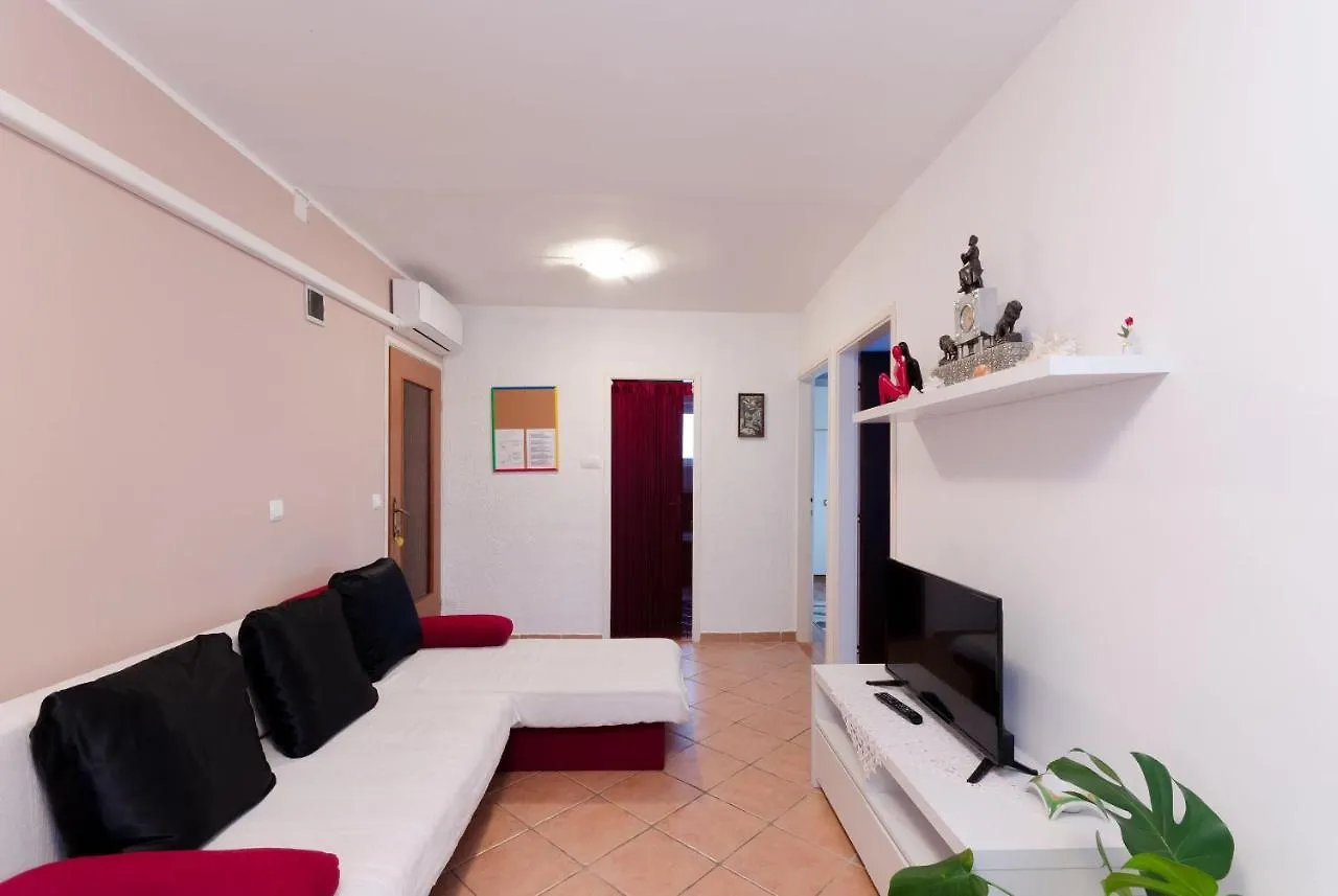 Apartments And Room Mirjana Dramalj 0*,