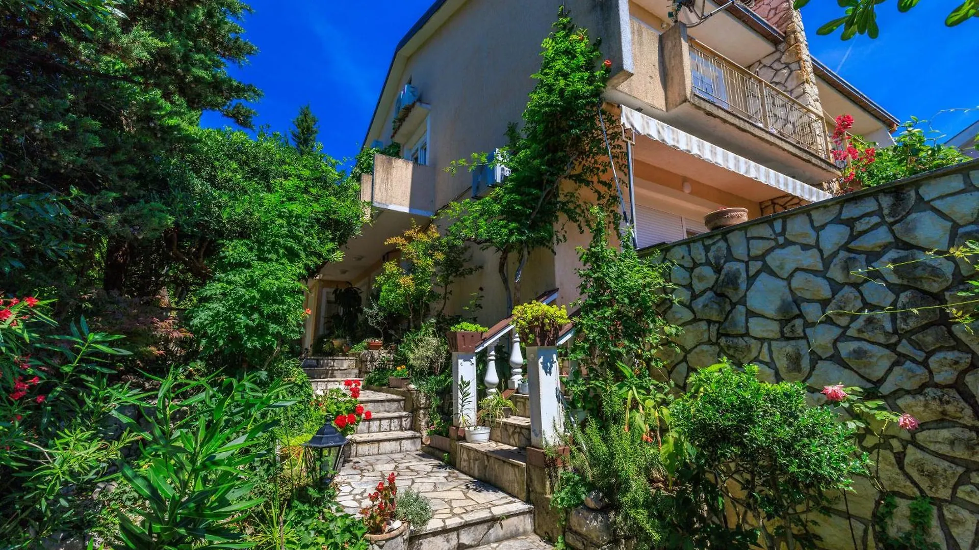 Apartments And Room Mirjana Dramalj